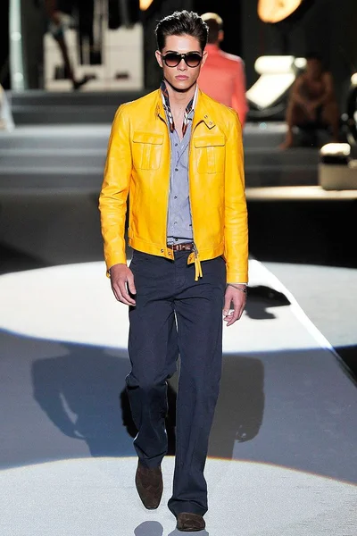 Look 15